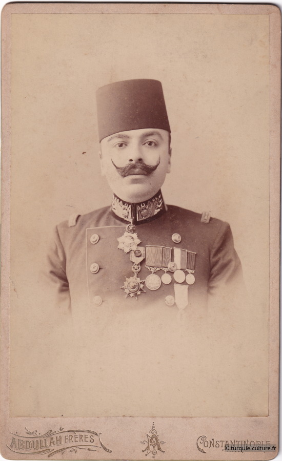 Abdullah, officier avec médailles