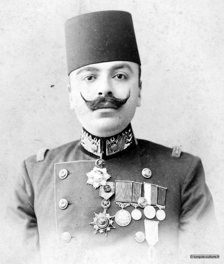 Abdullah, officier avec médailles
