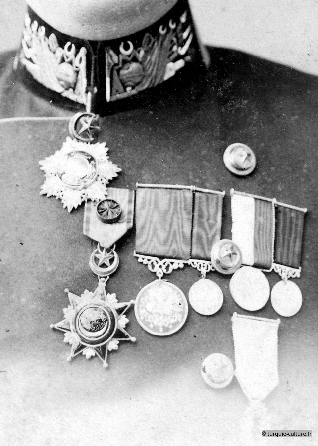 Abdullah, officier avec médailles