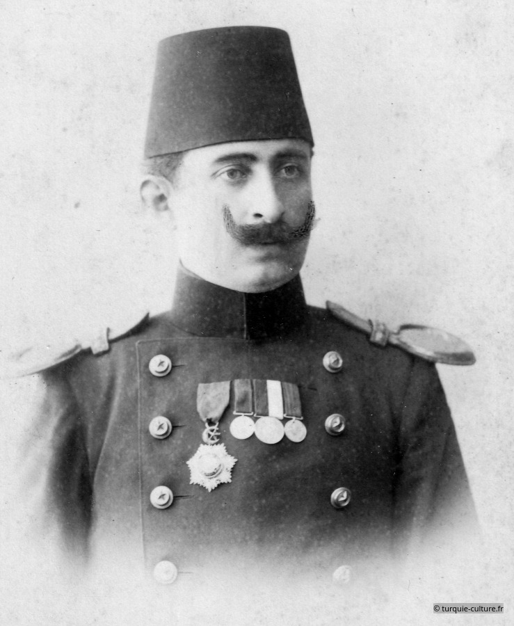 Andriomenos, Officier médaillé