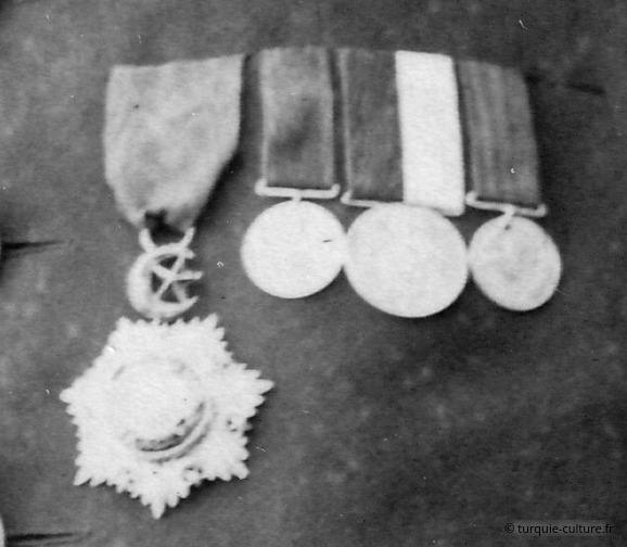 Andriomenos, officier médaillé