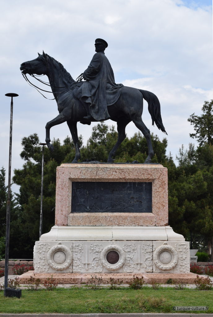 Musée ethnographique, statue d'Atatürk