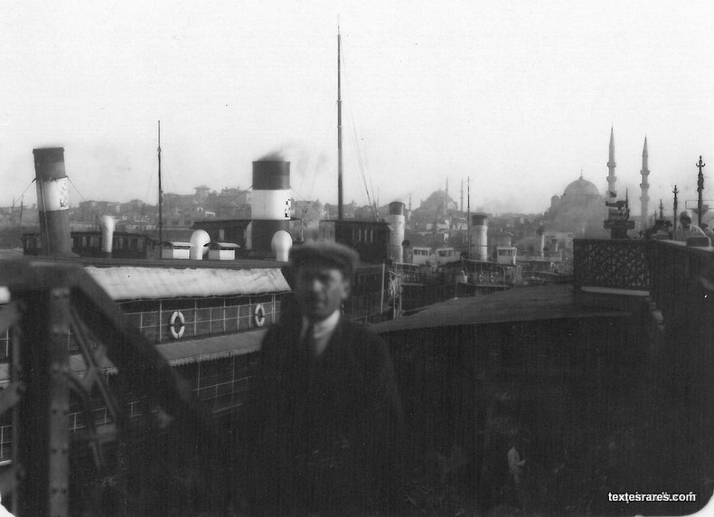 Homme sur le pont de Galata, vers 1950