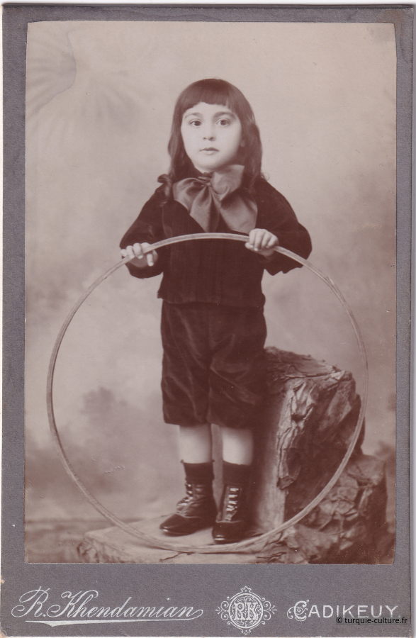 Khendamian, enfant au cerceau