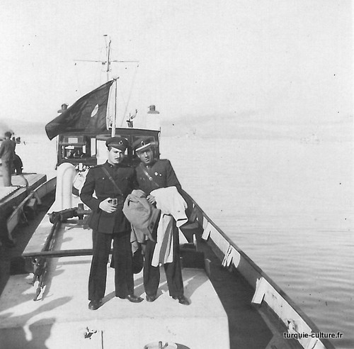 foto-bateau-2-hommes-drapeau-1.jpg foto-bateau-2-hommes-drapeau-1.jpg