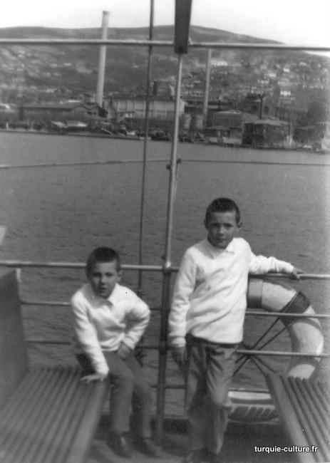 enfants en bateau enfants-mer-usine.jpg