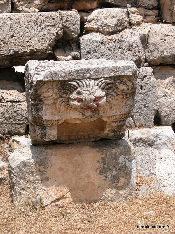 Uzuncaburç, fragment sculpté